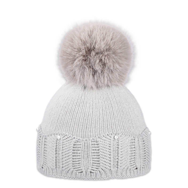 Dětská čepice s kožešinovou bambulí a perličkami